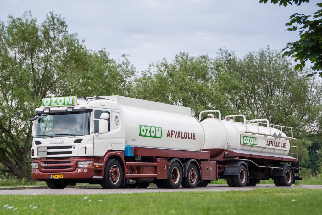 Inzamelwagen voor afvoeren afgewerkte olie of brandstofrestanten